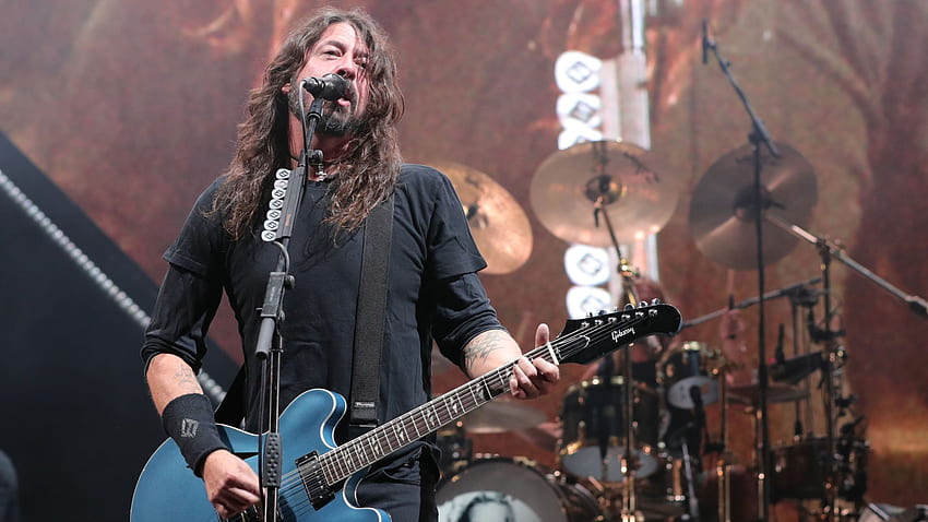 Dave Grohl dei Foo Fighters si esibisce sul palco durante il concerto rock - Sfondo HD
