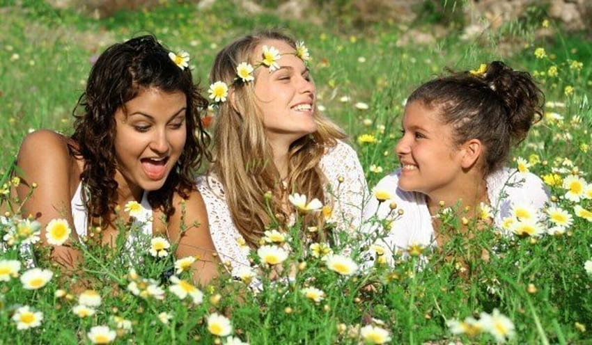 ❀❀ Happiness in a world of Daisies ❀❀, Yellow, sunshine, Females, Petals, Daisies, Girls, smiles, Happiness, Field HD wallpaper