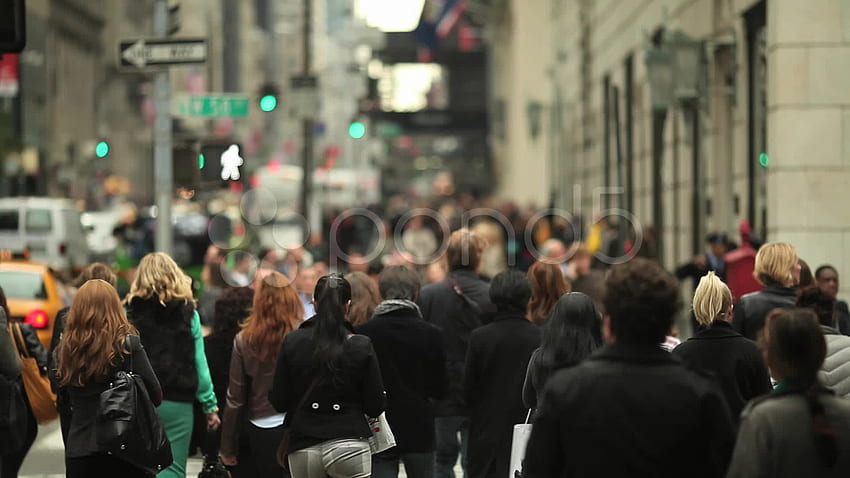 Multidão caminhando em câmera lenta pessoas rua papel de parede HD