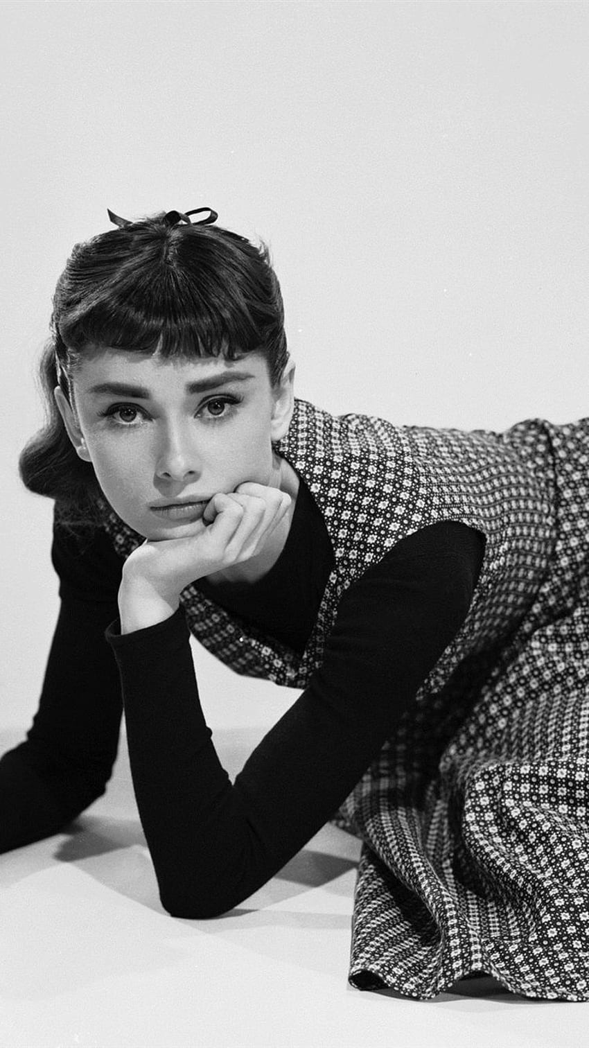 Audrey Hepburn short hair pretty lovely actress famous flowers  bonito HD wallpaper  Peakpx
