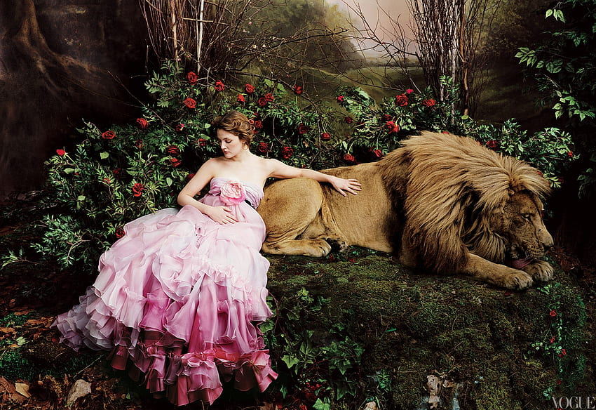 Güzel ve Çirkin, hayvan, annie leibovitz, kız, oyuncu, aslan, elbise, kadın, gül, pembe, çiçek, yeşil, prenses, Drew Barrymore HD duvar kağıdı