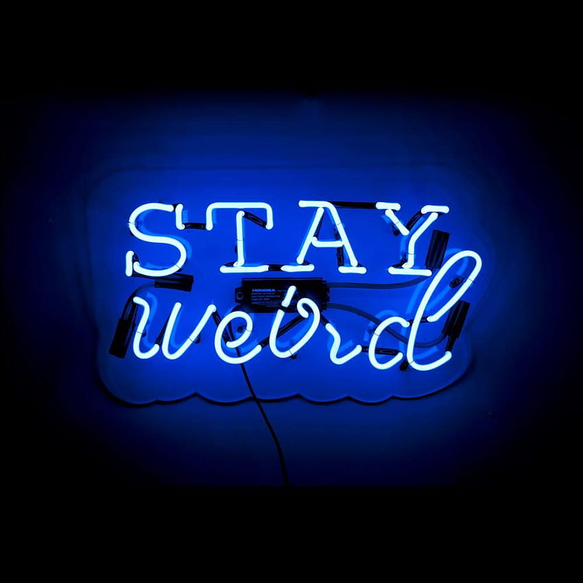 Firma Oliver Gal Artist Co. 20 cali. szer. X 12 cali. H Neon Art Oliver Gal Podświetlany znak „Stay Weird”, niebieski. Niebieski Estetyczny Grunge, Neony, Niebieski Estetyczny Ciemny Tapeta na telefon HD