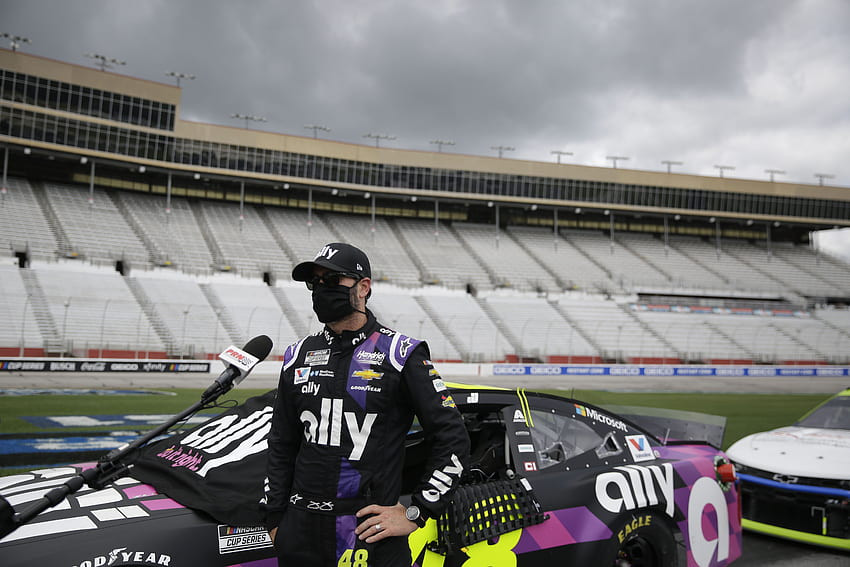 Jimmie Johnson von NASCAR war nach zwei negativen Coronavirus-Tests für das Rennen zugelassen HD-Hintergrundbild