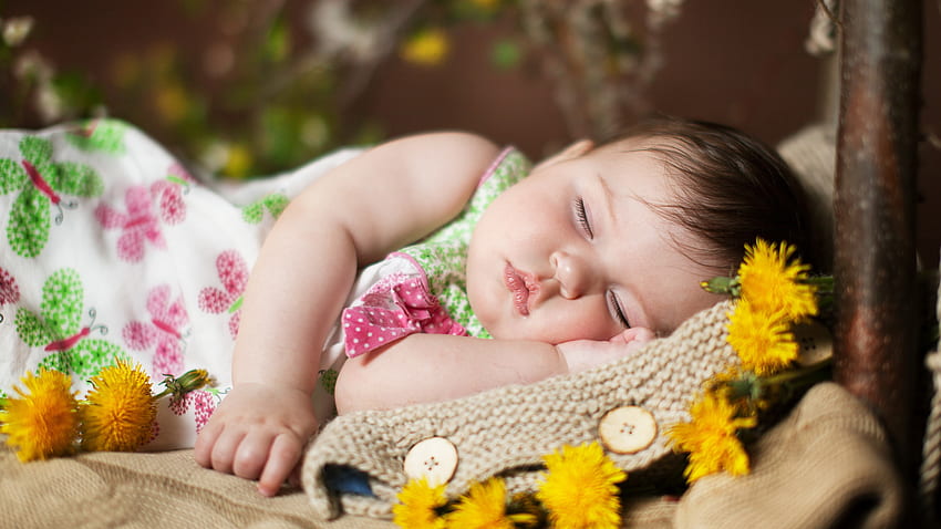 Cute Girl Baby sta dormendo indossando abito bianco stampato farfalla verde rosa in sfocato carino Sfondo HD