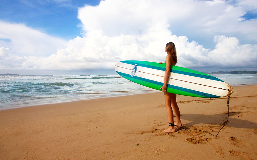 Mujer dorada tabla de surf verde y blanca cerca del mar bajo, Surfer Girl fondo de pantalla