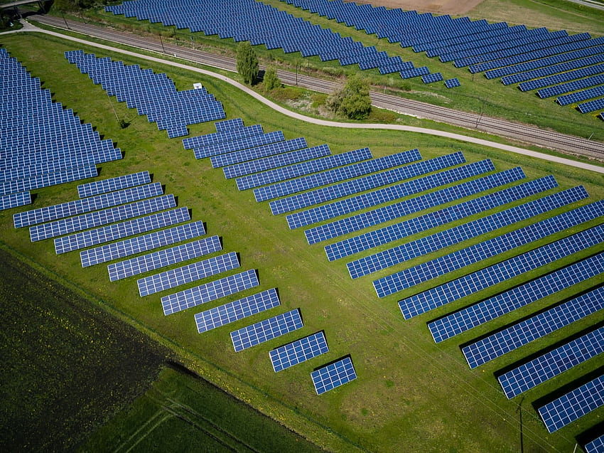 въздушна графика на тревно поле със сини слънчеви панели – енергия, слънчева ферма HD тапет