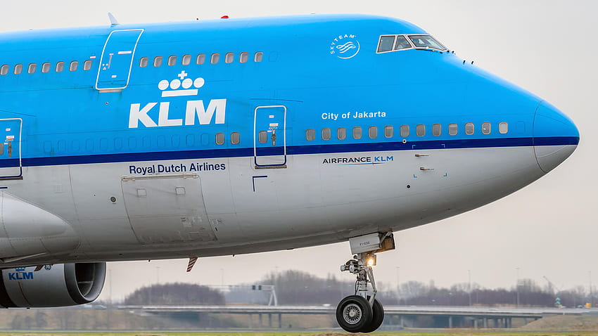 KLM ahora ofrece ayuda de vuelo a través de Twitter y WeChat bots, KLM Plane fondo de pantalla
