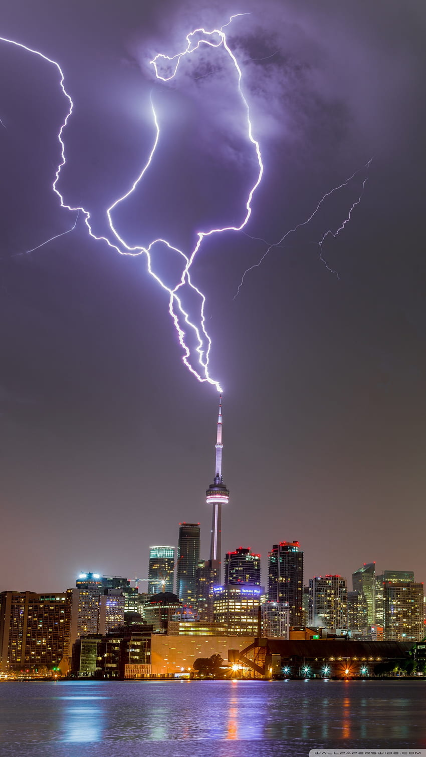 CN Tower Lightning Strike, Toronto, City, Thunderstorm Ultra Background за U TV : и ултраширок и лаптоп : таблет : смартфон, градска буря HD тапет за телефон