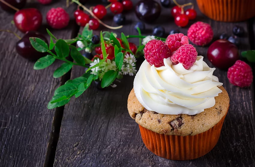 Cupcake and berries, sweet, white, blueberry, dessert, berry, raspberry, food, pink, wood, green, red, muffin, fruit, cupcake, leaf, cream HD wallpaper