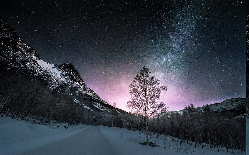 природа, пейзаж, дълга експозиция, зима, път, норвегия, звездна нощ, гора, планина, сняг / и мобилен фон, снежен път HD тапет