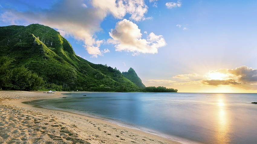 Pantai Hawaii, pantai yang tenang, pegunungan, hari yang cerah Wallpaper HD