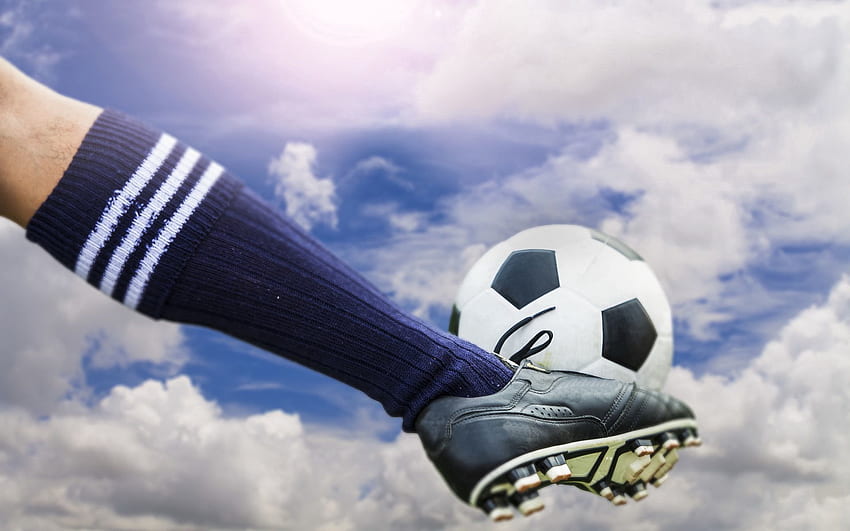 Deportes, fútbol, ​​pelota, tacos, zapatos, calcetines hasta la rodilla fondo de pantalla