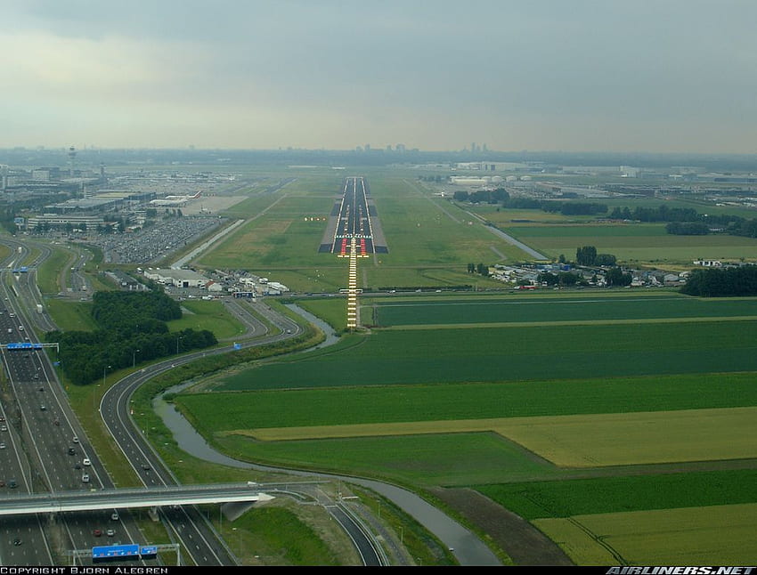 Anflug auf die Landebahn des Flughafens HD-Hintergrundbild
