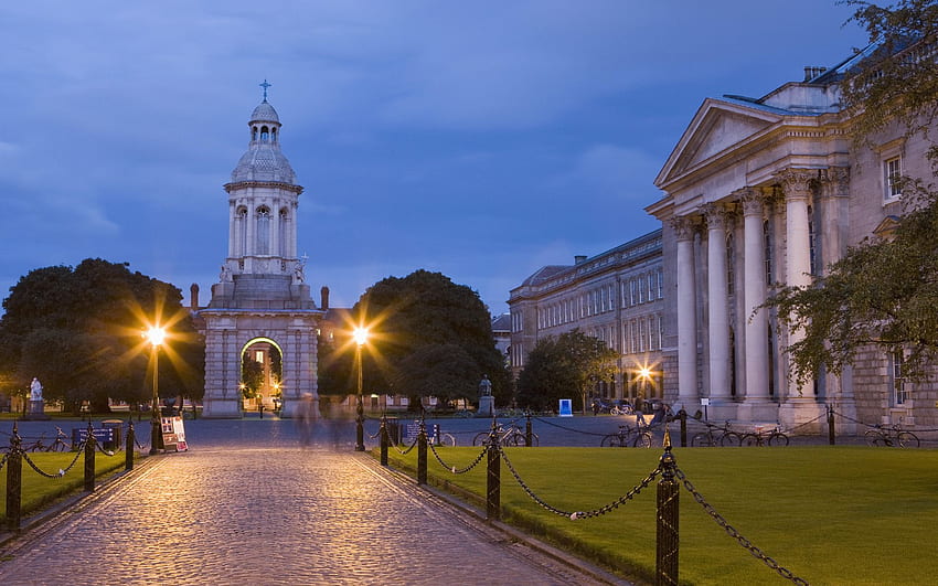 Trinity College en las primeras horas de la noche Dublín Irlanda fondo de pantalla