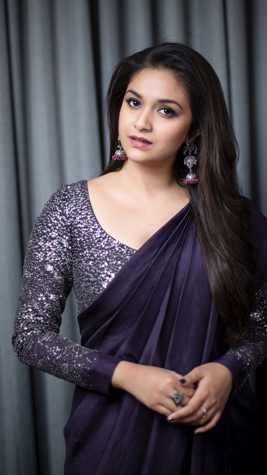 Keerthi Suresh, attrice telugu, modella, bellezza sari Sfondo del telefono HD