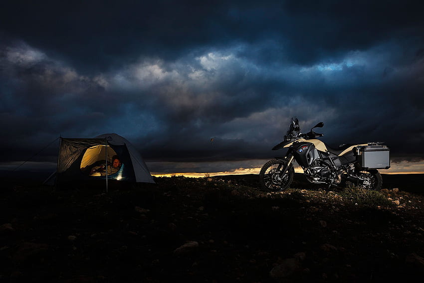 Anderson Stevens em Viagem. Equipamento de acampamento de motocicleta, Passeio de bicicleta de aventura, Acampamento de motocicleta papel de parede HD