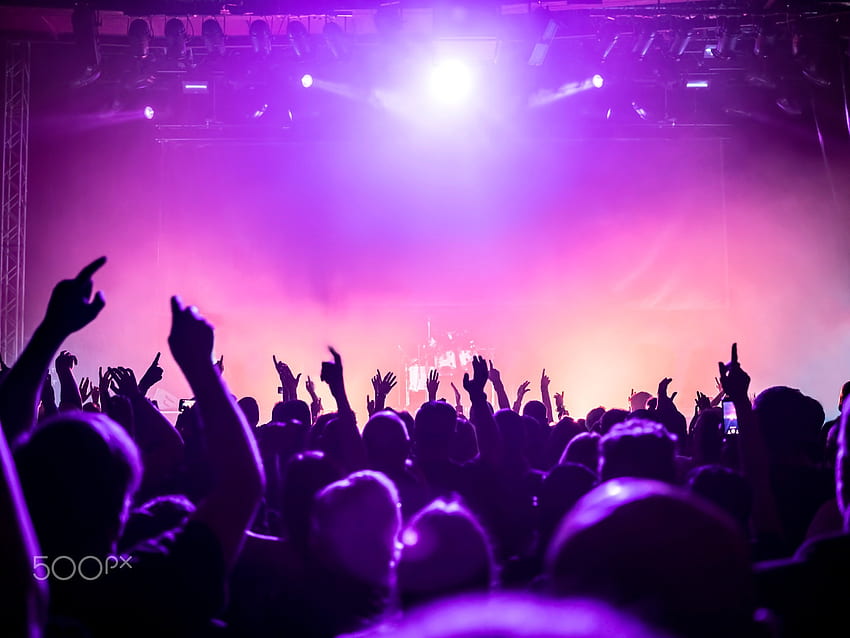 sylwetki tłumu koncertowego - sylwetki tłumu koncertowego przed jasnymi światłami scenicznymi Tapeta HD