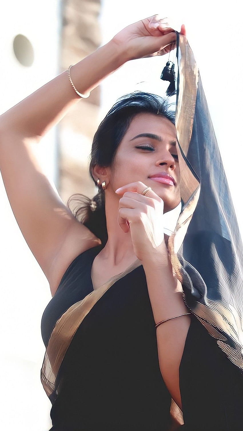 Ramya Pandian, Saree-Schönheit, tamilische Schauspielerin HD-Handy-Hintergrundbild
