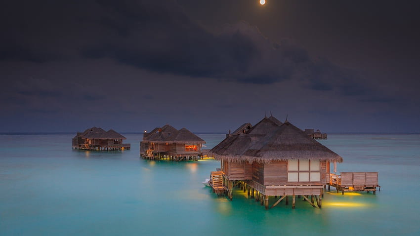 resort sobre palafitas nas Maldivas à noite, à noite, mar, palafitas, cabanas, lua, resort papel de parede HD