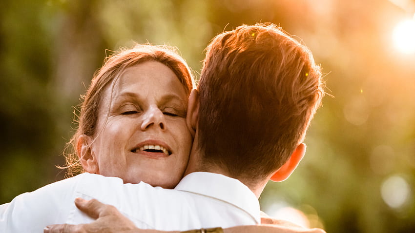 Ibu tua dan anak laki-laki memeluk cinta Hari Ibu Wallpaper HD