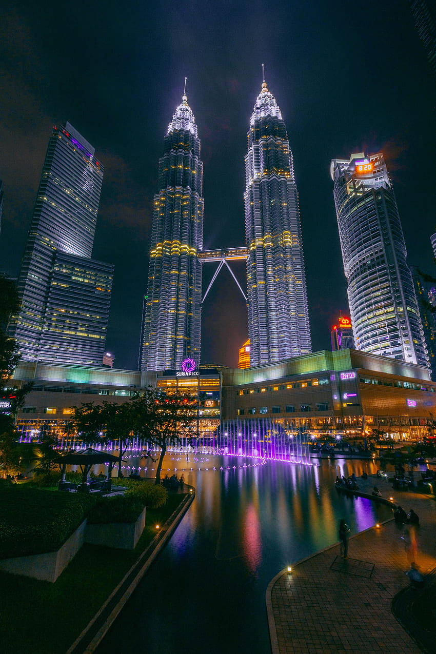 หอคอยสูง Petronas Twin Towers อาคาร กลางคืน แสงไฟของเมือง วอลล์เปเปอร์โทรศัพท์ HD