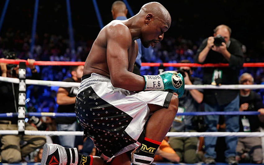 Floyd Mayweather Jr. throws a right to the head of Canelo Alvarez... News  Photo - Getty Images