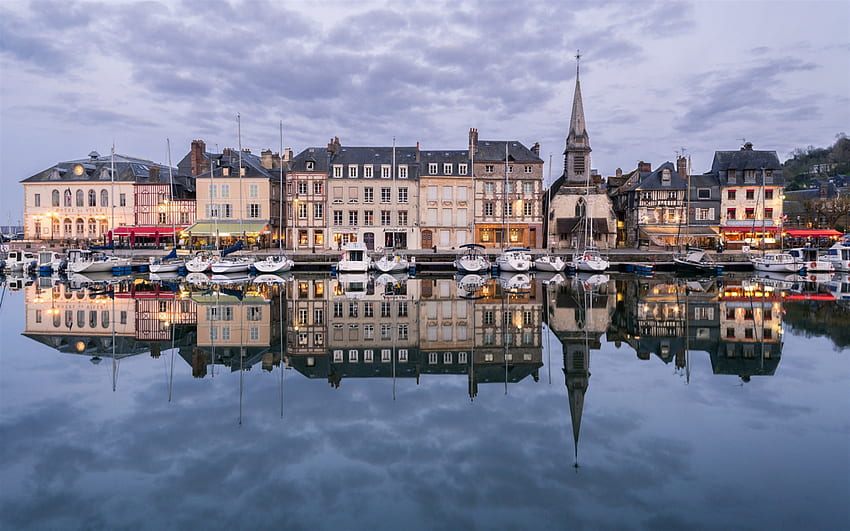 Honfleur, zatoka, wieczór, zachód słońca, jachty, pejzaż miejski Honfleur, francuskie miasta, Normandia, Francja Tapeta HD