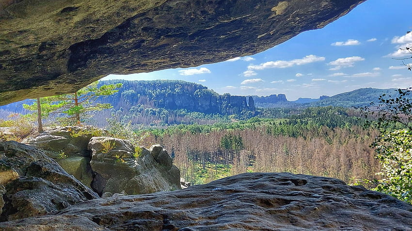 Саксония, Германия от малка пещера в планината, дървета, пейзаж, небе, хълмове, облаци HD тапет