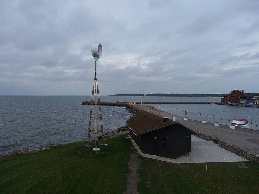 Holztürme für kleine Windkraftanlagen, Höga Kusten Schweden HD-Hintergrundbild