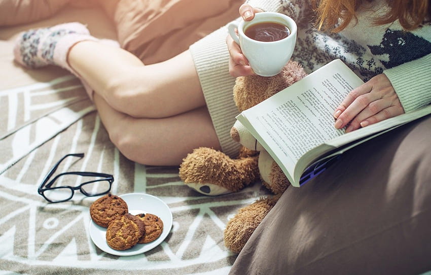 Mädchen, Kaffee, Kekse, Mädchen, Tasse, Bett, Buch, Buch, Bett, Kaffee, Lesen, Socken, warm, trinken für , Abschnitt настроения - HD-Hintergrundbild