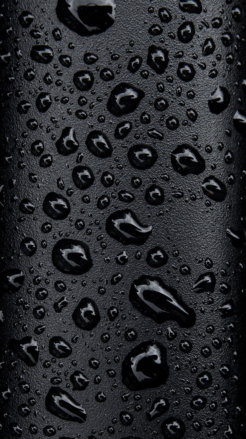 Teléfono inteligente negro con gotas de lluvia. Asombroso fondo de pantalla del teléfono