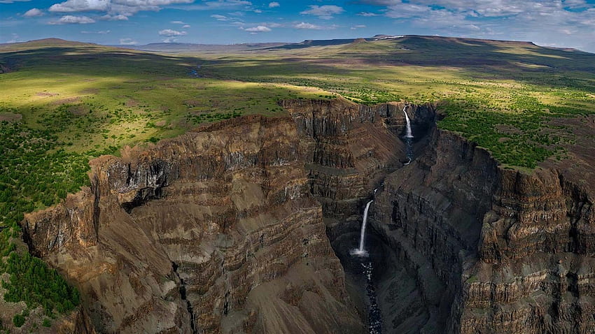 プトラナ高原、シベリア、ロシア、峡谷、滝、雲いっぱい、 高画質の壁紙