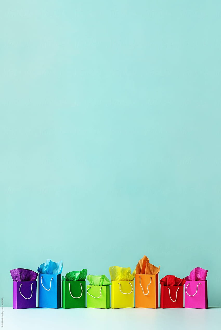 Fila de coloridas bolsas de compras de Ruth Black - Compras, Bolsa de compras - Stocksy United. rosa, banner de grandes ventas, flores naturales. fondo de pantalla del teléfono