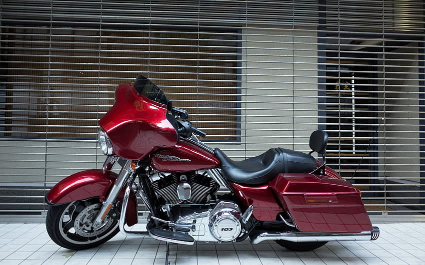 Червен и сребрист туристически мотоциклет HD тапет
