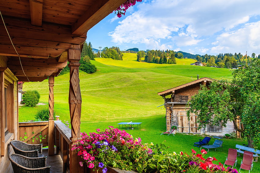 キルヒベルク村、オーストリア、春、バルコニー、緑、オーストリア、シャレー、丘、斜面、キュー、家、美しい、草、ヨーロッパ、山、キャビン、花、コテージ、村 高画質の壁紙