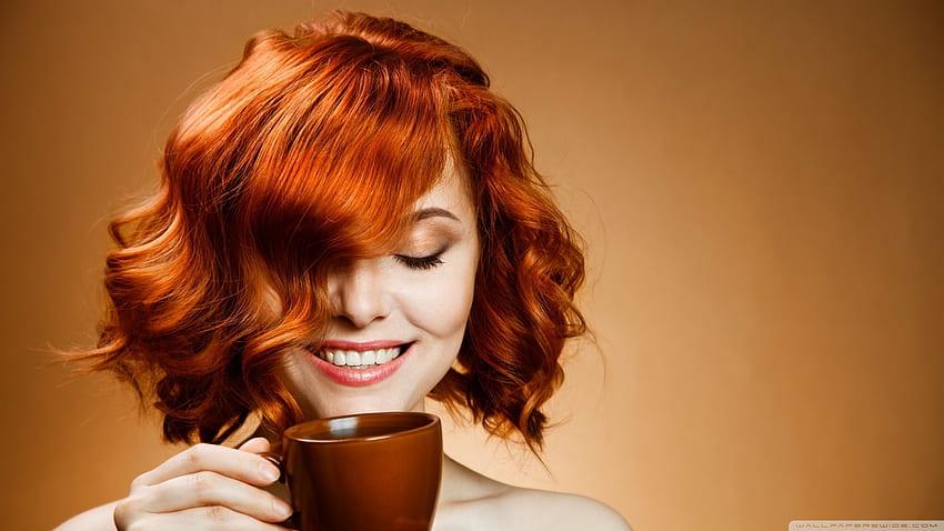 赤髪の女性がコーヒーを飲む U TV のウルトラ背景 : タブレット : スマートフォン 高画質の壁紙