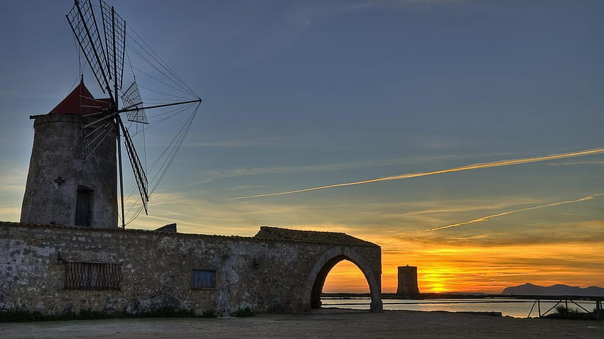 イタリア、シチリア島のパセコの風車、風車、港、夕日、ビーチ 高画質の壁紙