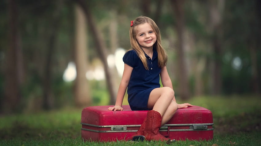 Mała dziewczynka, walizka, zieleń, czerwień, dziewczyna, buty, dziecko, copil, mało Tapeta HD