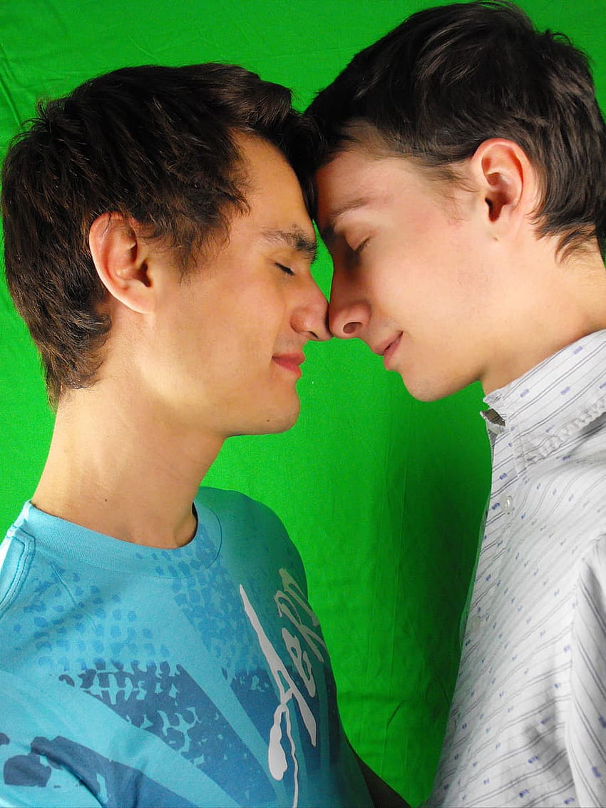 흰색과 파란색 셔츠를 입은 두 남자, 게이 커플 - 사랑 젊은 남자 - - HD 전화 배경 화면