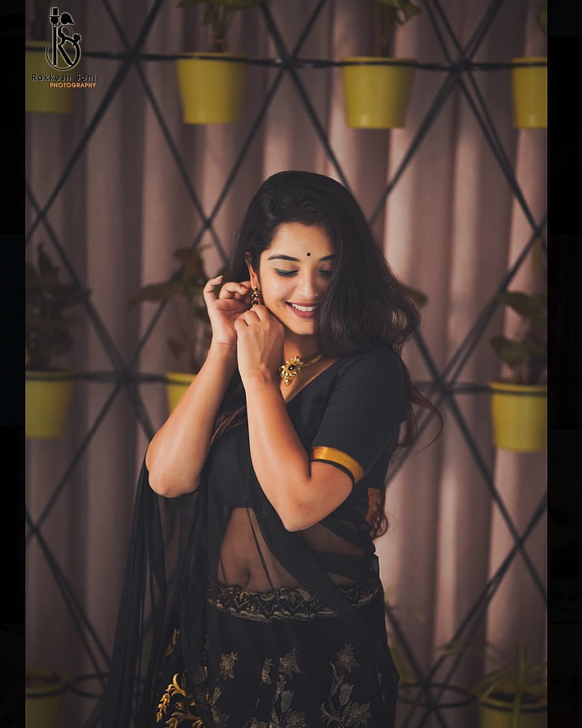 Katrin Mozhi Seri Aktris Priyanka M Jain Şeffaf Siyah Saree Sıcak Göbek. Göbek Gösteren Kraliçe, Priyanka Jain HD telefon duvar kağıdı