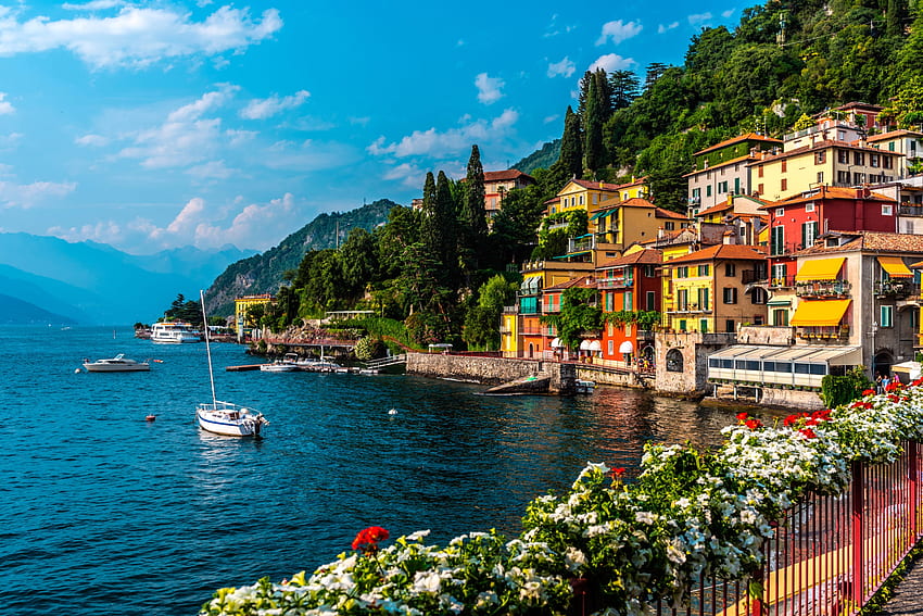 Езерото Комо, Италия, лодка, крайбрежие, град, красиво, Италия, къщи, Европа, езеро, ваканция, лято, почивка, Комо, небе HD тапет