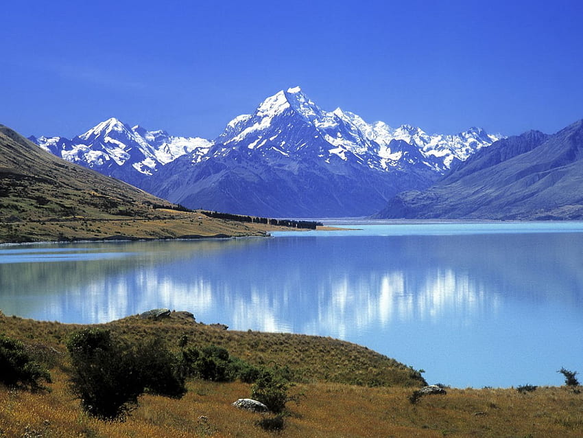호수, 눈 덮힌 산, 푸른 잔디, 반사, 휴식 HD 월페이퍼