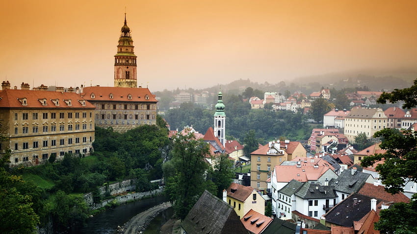 チェコ共和国のチェスキークルムロフ城、霧、川、都市、城、丘 高画質の壁紙