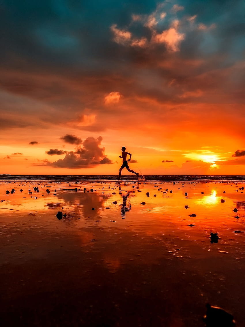 Jogging sulla spiaggia al tramonto Sfondo del telefono HD