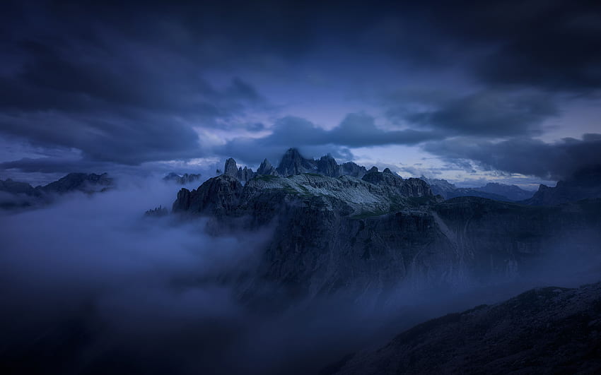 Ciemne chmury nad górami Ultra. Tło . Tapeta HD