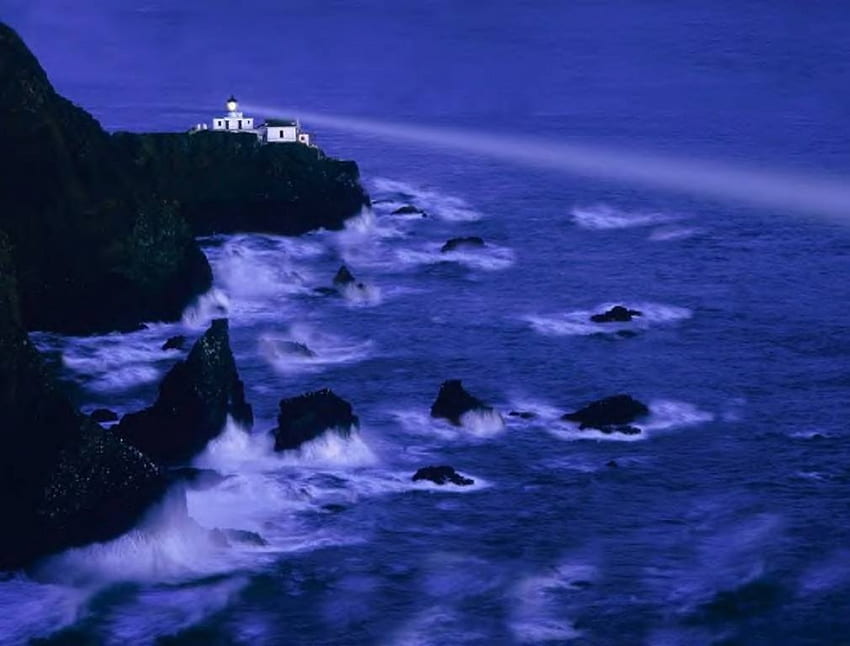 Entfernter Leuchtturm, Nacht, Leuchtturm, Wellen, Klippen, Ozean HD-Hintergrundbild