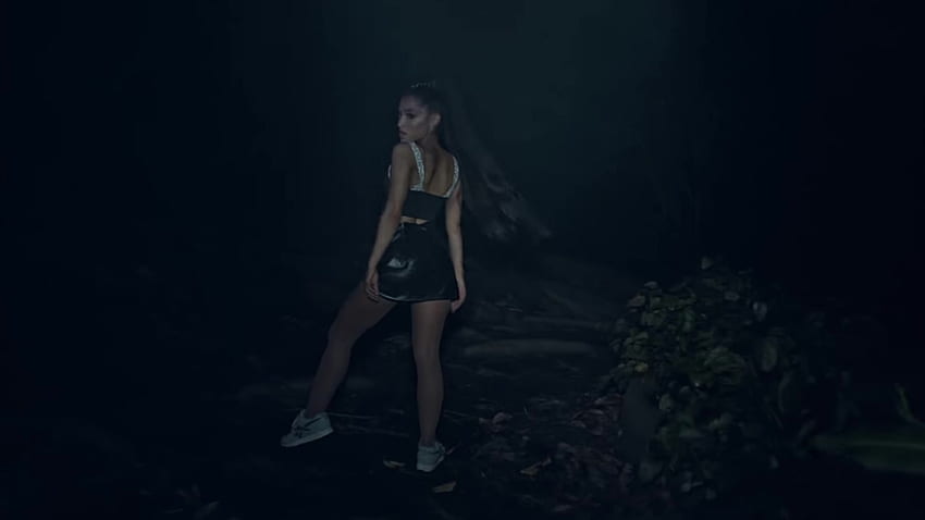 รองเท้าผ้าใบ Reebok สวมใส่โดย Ariana Grande In The Light Is Coming (2018) วอลล์เปเปอร์ HD