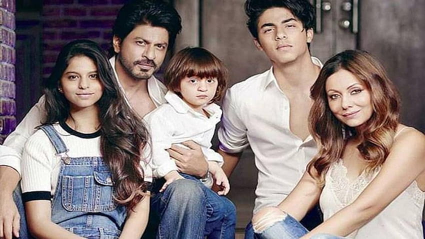 GUARDA LE : Shah Rukh Khan posa con AbRam, Aryan, Suhana e Gauri - Film News Sfondo HD