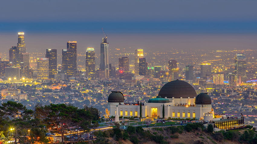 미국 캘리포니아주 황혼의 그리피스 천문대(Griffith Observatory)와 로스앤젤레스(Los Angeles) 도시 스카이라인. 윈도우 10 스포트라이트 HD 월페이퍼