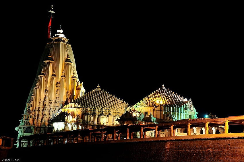 Temple Somnath, Saurashtra, Gujarat: Stratégiquement situé sur la côte ouest de l'Inde, le temple Somanath se dresse comme un. Temple, Temple architecture, Temple hindou, Gujrat Fond d'écran HD